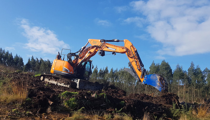 UNA EXCAVADORA DOOSAN DX235LCR-5 EN LOS BOSQUES DE CANTABRIA